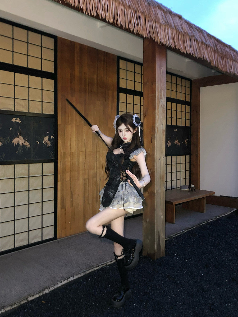 Person in a chinese outfit posing with a sword in front of a traditional Japanese-style room.