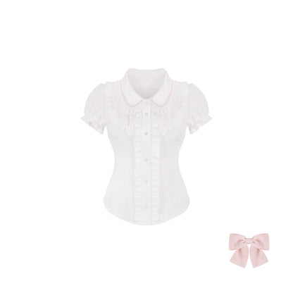 White blouse with ruffled collar and short sleeves on a white background, accompanied by a pink bow.
