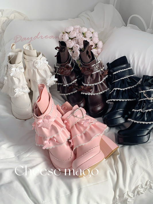 Set of ruffled shoes in white, brown, and black on a white surface with 'Cheese mago' branding.