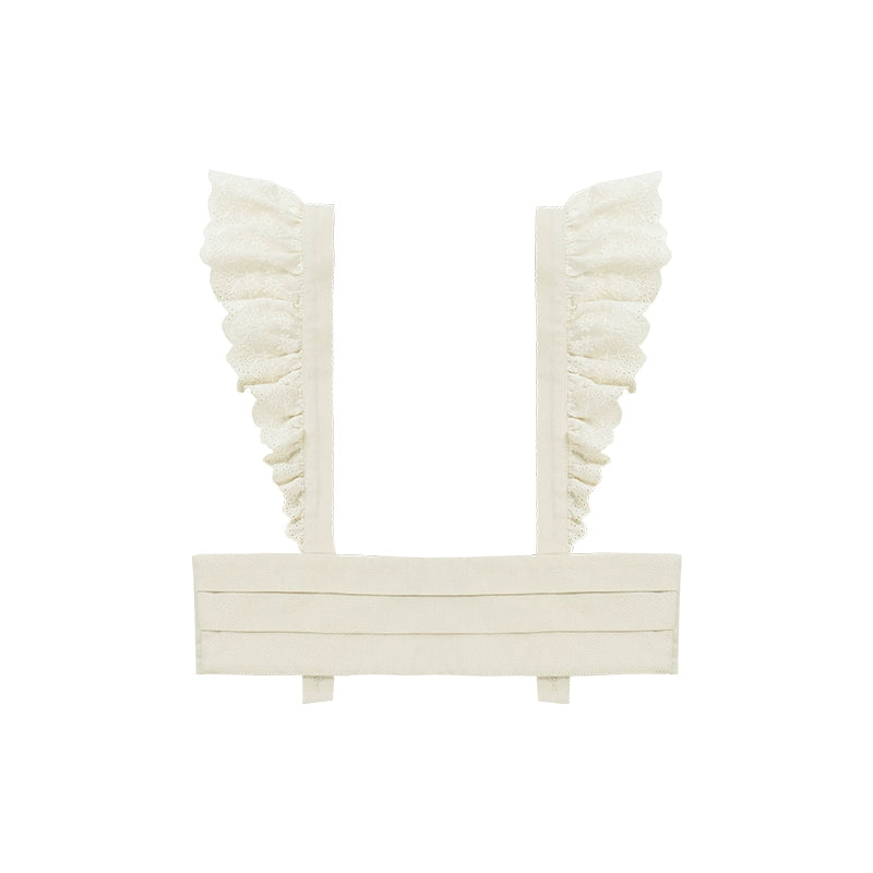 Decorative letter 'L' with ruffled edges on a white background